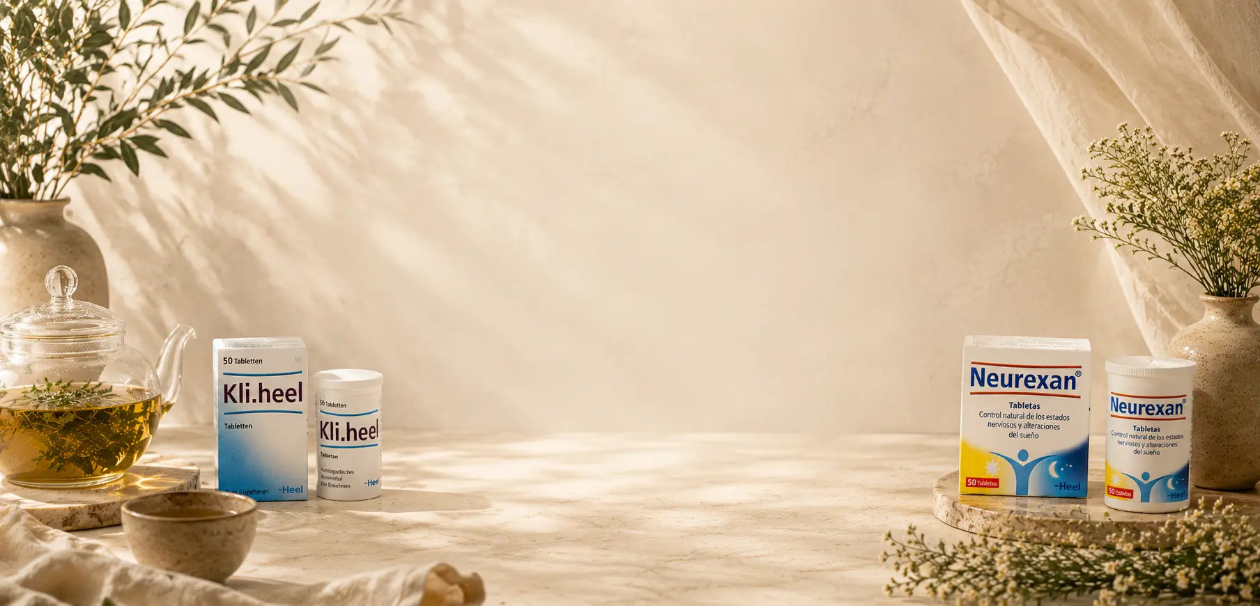 Productos homeopáticos Neurexan y Kli.heel en composición wellness premium con té herbal, luz natural y estética relajante.