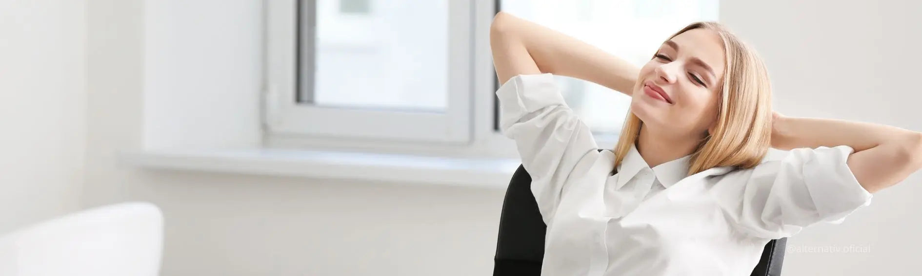 Imagen institucional de Alternativ con personas en equilibrio y naturaleza de fondo, representando la filosofía de bienestar integral y el propósito de la marca: cuidarte nos inspira.