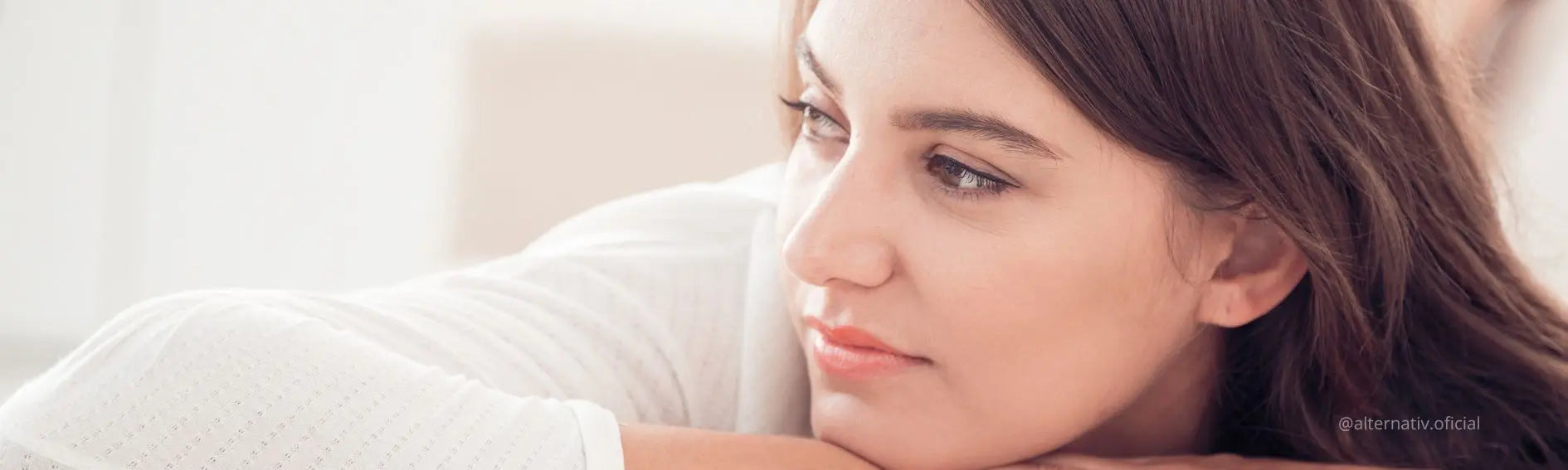 Banner central de Alternativ Health & Wellness con el mensaje ‘Equilibra tu mundo interior’, que representa bienestar integral, calma y conexión con la naturaleza a través de la medicina integrativa en Colombia.