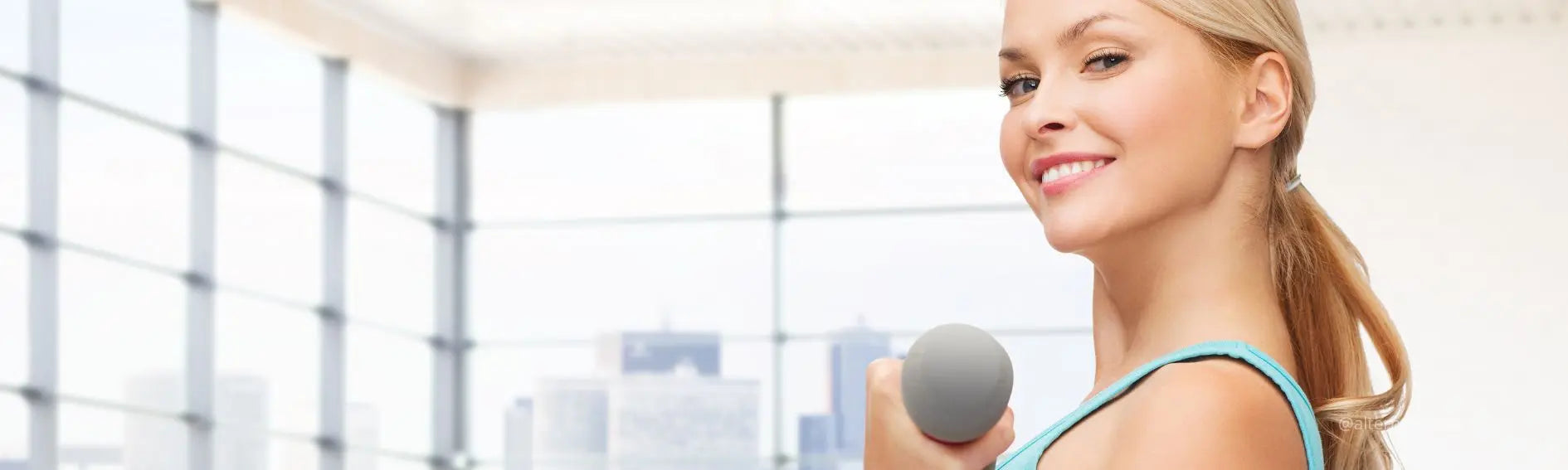 Imagen de mujer que consume suplementos naturales Alternativ, formulados para fortalecer el cuerpo, equilibrar la energía y promover el bienestar integral.