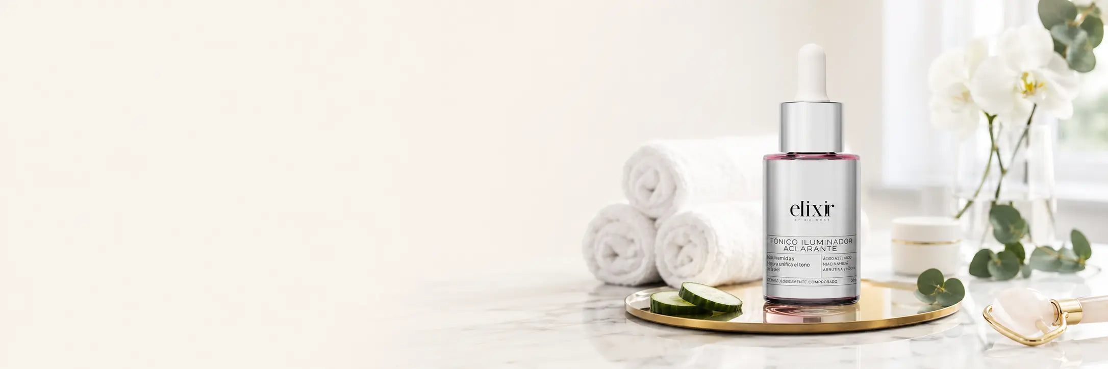 Tónico Iluminador Aclarante Elixir en ambiente de spa premium con ingredientes botánicos y cuidado facial natural.